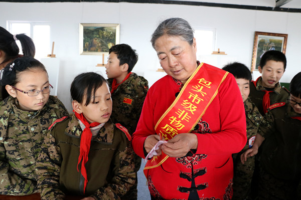 Students in Baotou learn folk culture