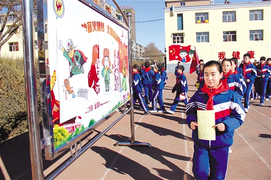 Students in Baotou volunteer for Lei Feng Day