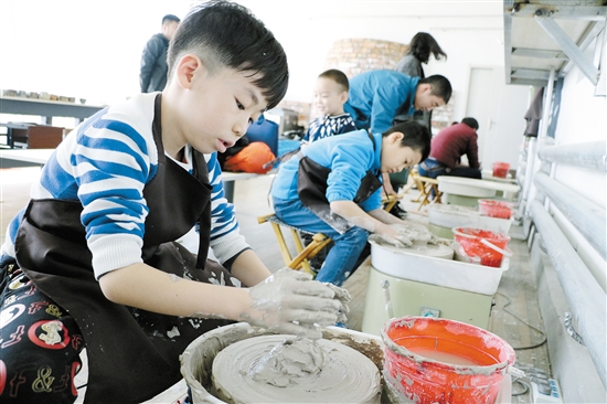 Children make clay sculptures in Dongdashan