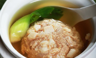 ​Crab meat with large meatballs (蟹粉狮子头 xiè fěn shī zǐ tóu)