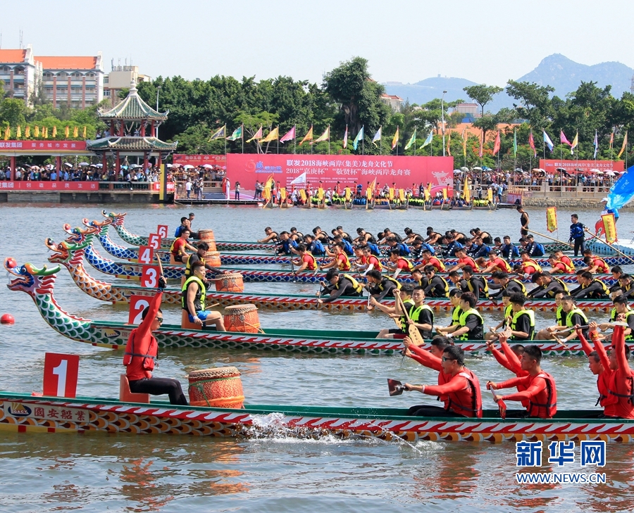 1528333327388029841.jpg 200米比赛起点,开赛信号发出后,鼓手击鼓,开启龙舟竞渡。新华网 刘默涵 摄.jpg