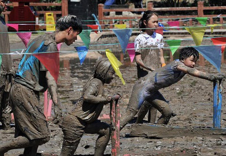 Mud carnival in Xiushan Park