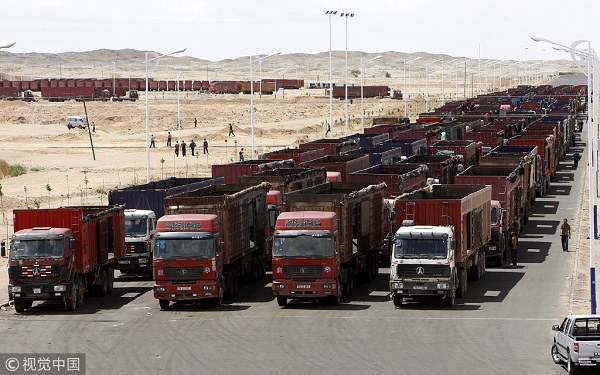 上百辆大型货车在甘其毛都口岸外排队等待放行到蒙古国拉煤。.jpg