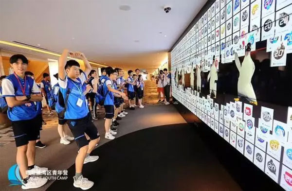 1552529022480087673.jpg 粤港澳青年参观腾讯全球总部.jpg