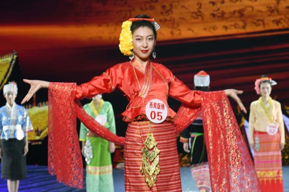 Folk culture adds flair to Yunnan fashion event