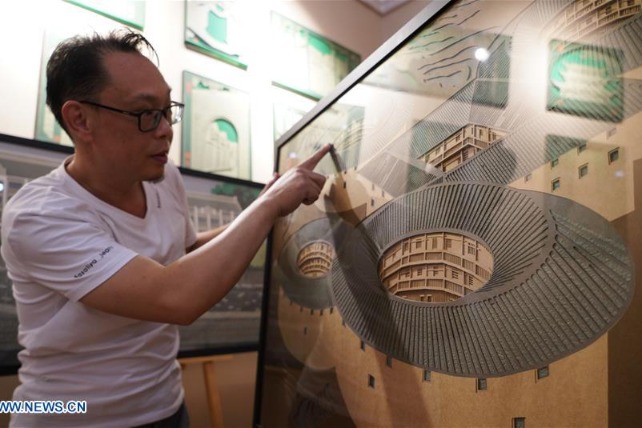 Artist devoted to art of paper carving for 19 years in Jiangxi