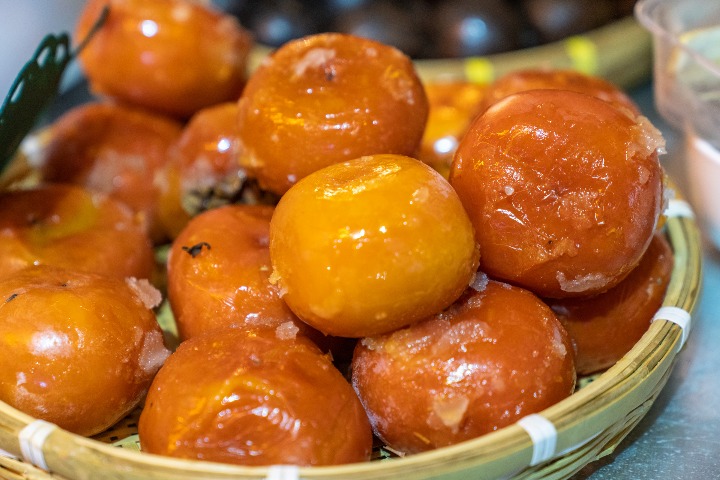 Persimmon jelly and frozen pear (冻柿子 dongshizi、冻梨 dongli)