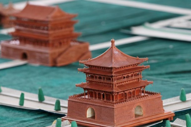 Man creates miniature versions of ancient buildings in Xi'an
