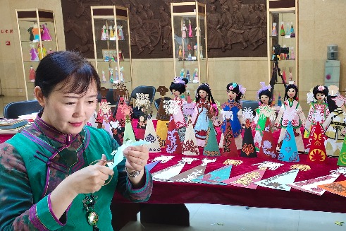 Hanêka and more: Explore Daur ethnic culture through Su Mei's paper cuts