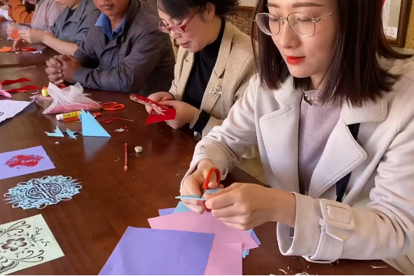 Fujian village uses papercutting to tempt tourists