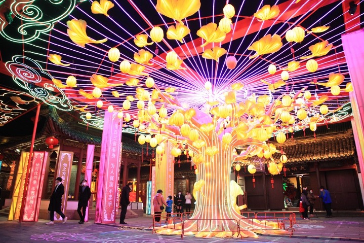 Ancient river lights up for Lantern Festival in Nanjing