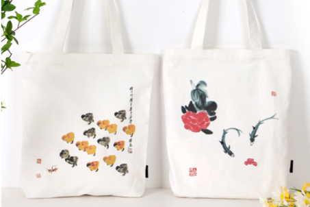 Qi Baishi’s paintings printed on canvas bags