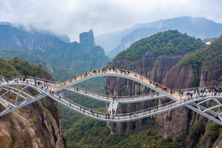 Bridge linking cliffs a hot spot in Zhejiang