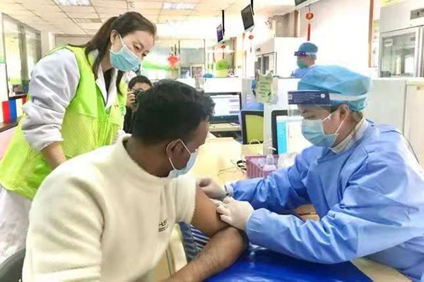Intl students in Shanghai 'feel lucky' for COVID-19 vaccines