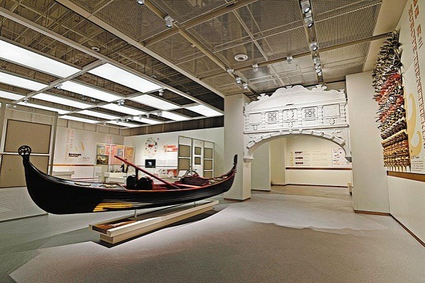 Museum shows ebb and tide of history