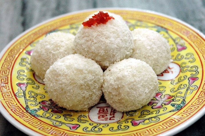 Steamed rice cakes with sweet stuffing (艾窝窝/Ai Wo Wo)