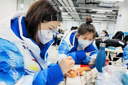 Beijing 2022 volunteers make traditional festive handicrafts to add aura of Spring Festival to venue