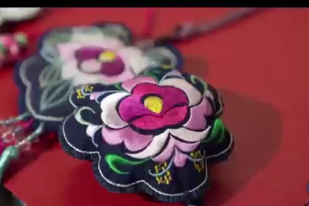 Women embroider sachets in celebration of Dragon Boat Festival