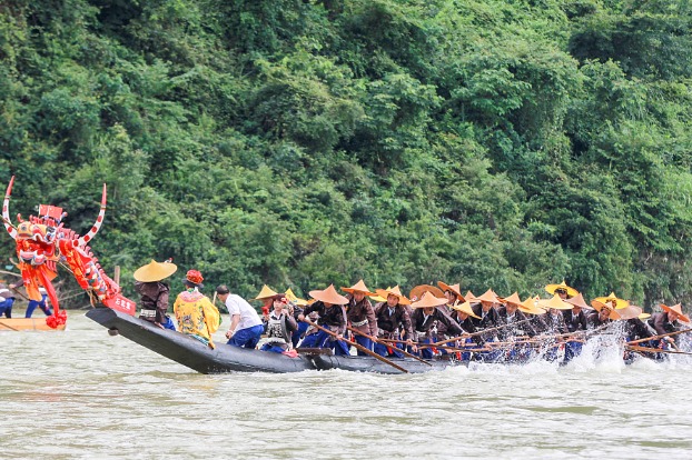 Miao people celebrate dragon canoe festival in Guizhou