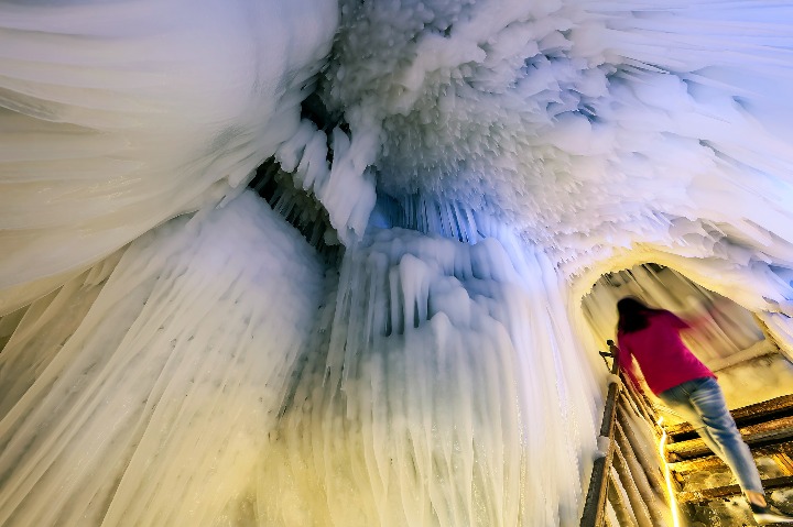 Ice cave in Shanxi takes edge off heat