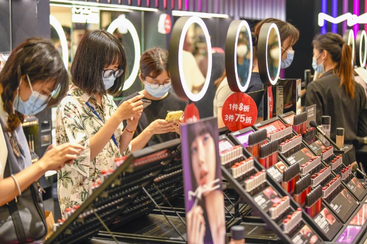 Duty-free shopping spurs consumption growth in China