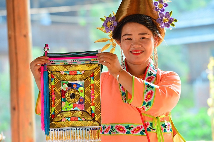 Guizhou village holds women’s embroidery competition