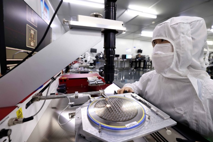 China's electronic information manufacturing sector sees steady growth in H1