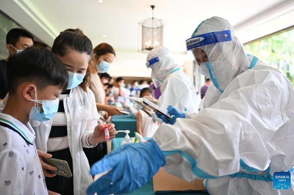 Medical workers arrive in Hainan from all corners