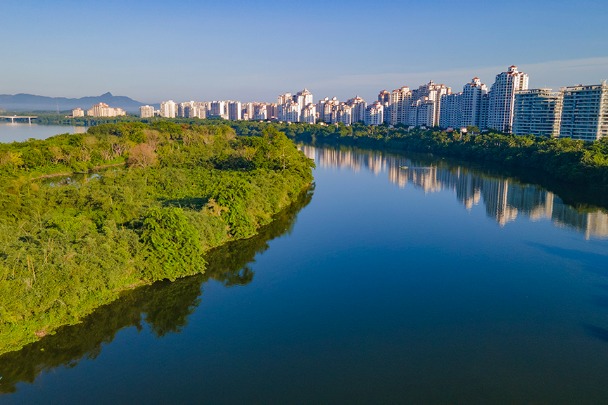 Wanquan River in Hainan wakes up to golden rice fields in autumn morning