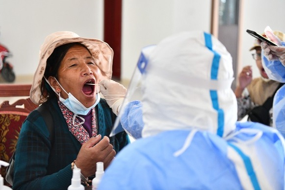 Medical workers rush aid for Tibet's fight against COVID