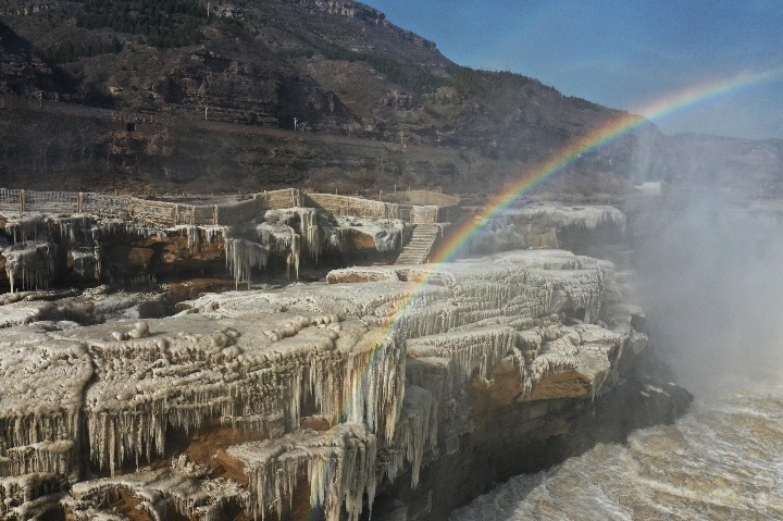 Hukou Waterfall provides a frozen delight