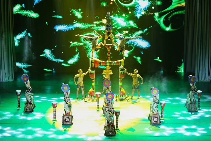 Acrobatic show welcomes new year in Yunnan