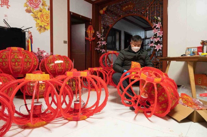 Henan's villagers busy making lanterns for Spring Festival
