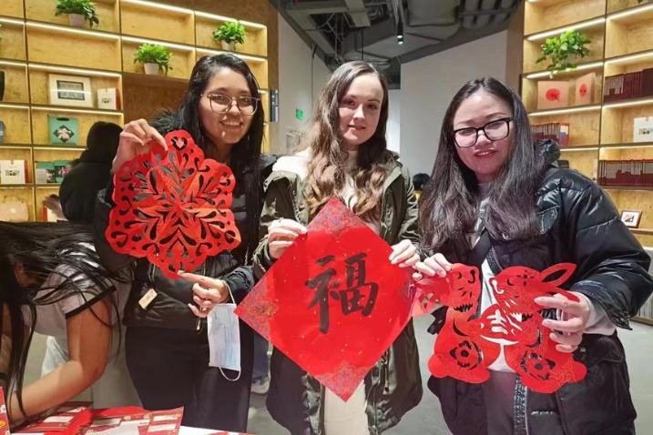 Foreigners enjoy Lantern Festival in Changsha
