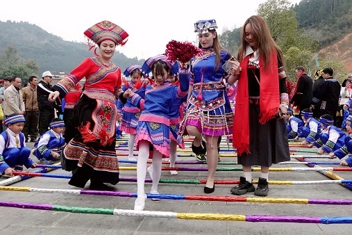 Intl visitors immerse themselves at Maguai Festival