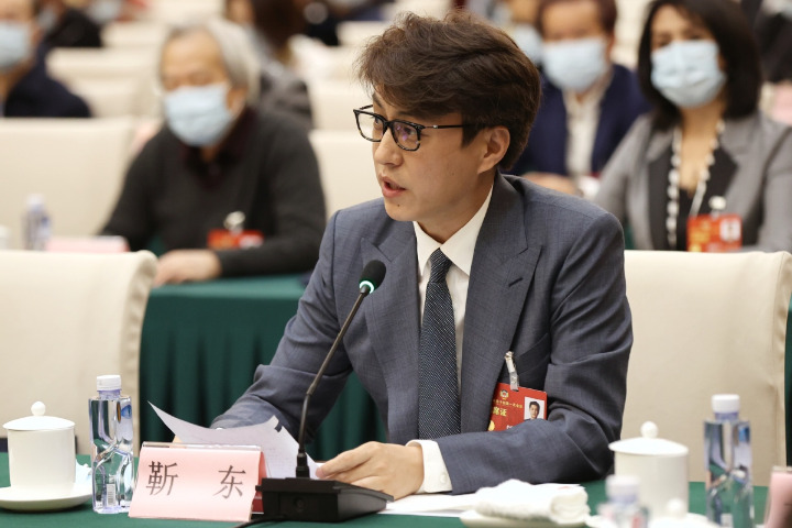 Political advisor urges young actors to practice patience