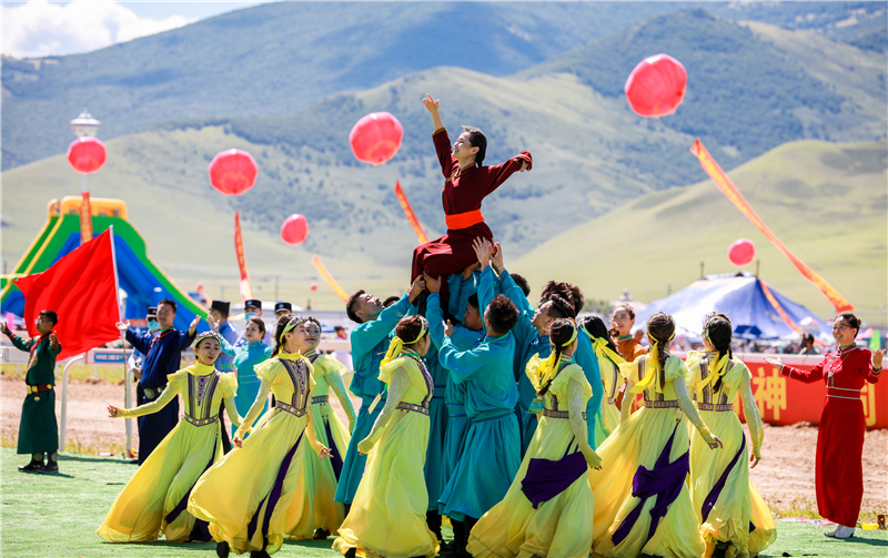 Inner Mongolia Ulan Muqir Art Festival shines on grassland