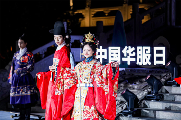 Hanfu clothing show shines in Jinan
