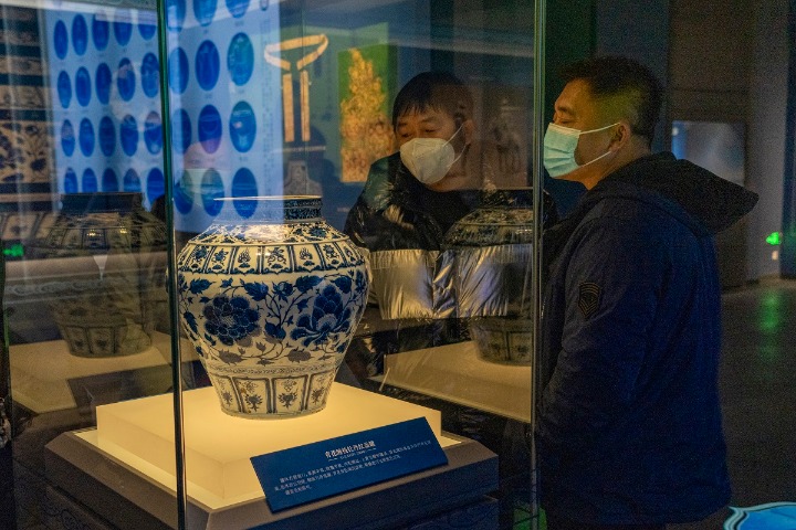 Yuan Dynasty blue-and-white ceramics on exhibit in Liaoning