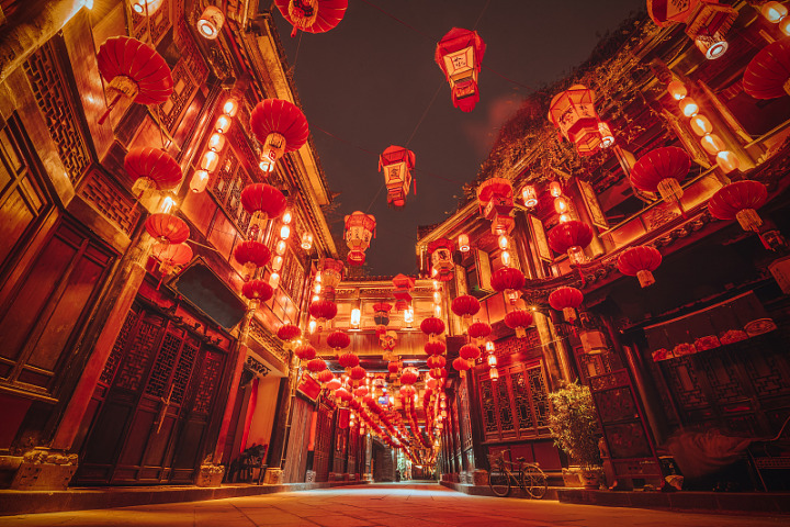 Chengdu's Jinli Street bursts with vitality
