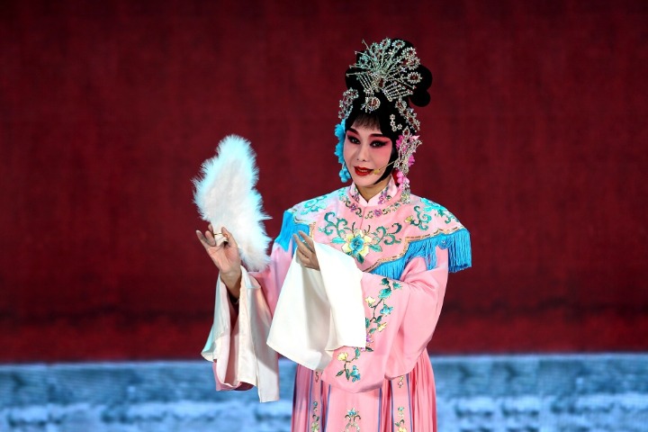 Gala treats Wuhan audiences to traditional Chinese operas