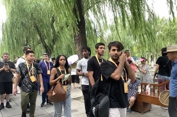 Foreign youth impressed by spring water culture in Jinan