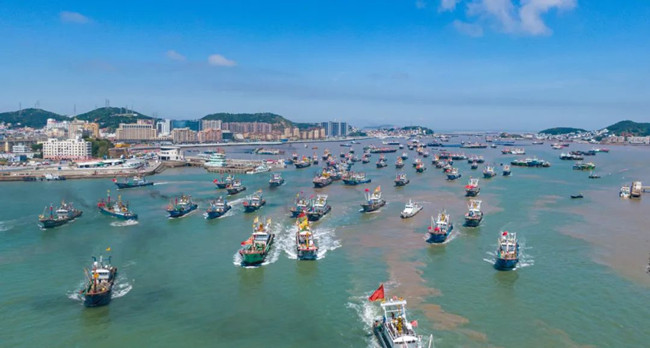 Zhoushan fishermen set sail as moratorium ends
