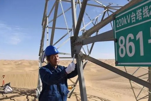 Wondrous Xinjiang: Safeguarding power supply in 'Sea of Death'