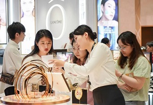 Holiday travel boom, government vouchers drive up duty-free consumption in Hainan