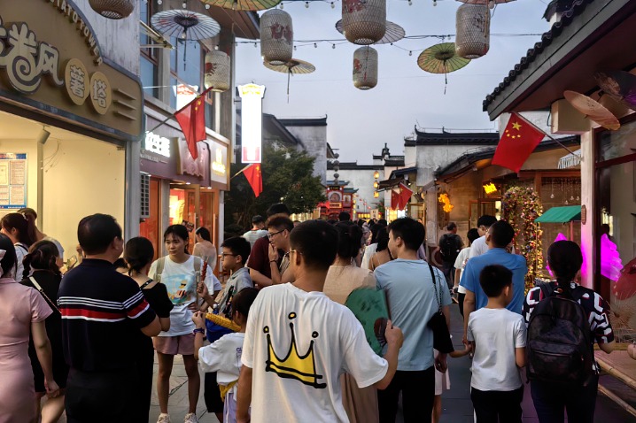 China's 8-day National Day holiday sparks travel, consumption frenzy