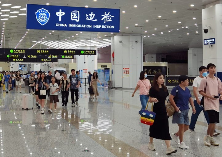 Zhuhai sees record high passenger flow during holiday