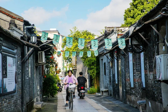 A glimpse of Yuxian Street