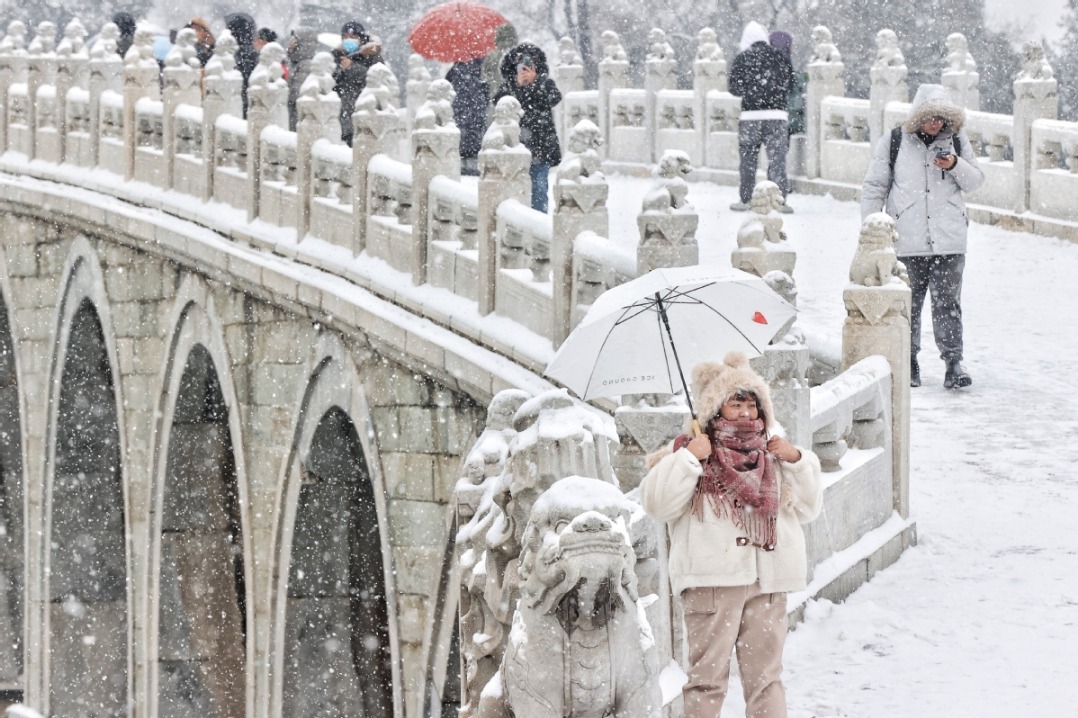 Two days of heavy snow rolling toward Beijing