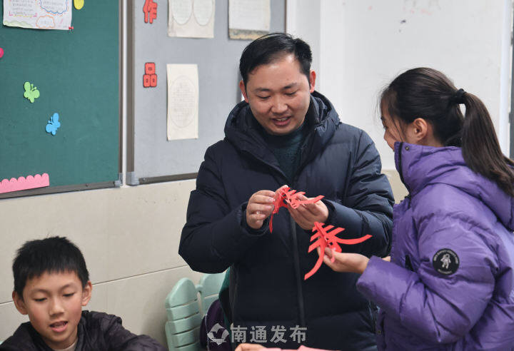 Nantong pupils experience charm of traditional Chinese culture